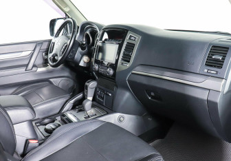 Подержанный автомобиль Mitsubishi Pajero 2015 года (8 фото)