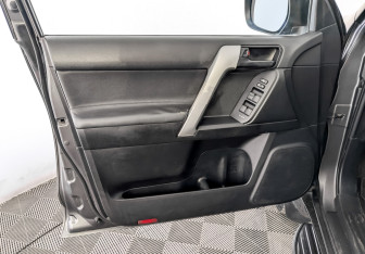Подержанный автомобиль Toyota Land Cruiser Prado 2016 года (19 фото)