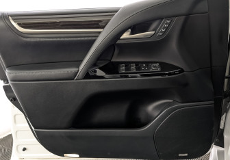 Подержанный автомобиль Lexus LX 2021 года (19 фото)