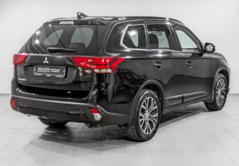 Подержанный автомобиль Mitsubishi Outlander 2021 года (5 фото)