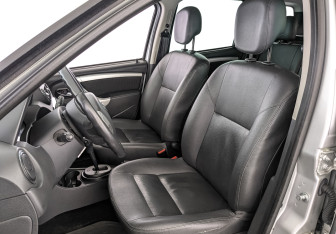 Подержанный автомобиль Nissan Terrano 2014 года (20 фото)