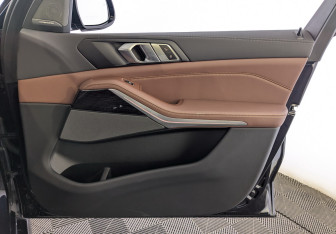 Подержанный автомобиль BMW X5 2025 года (21 фото)