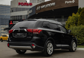 Подержанный автомобиль Mitsubishi Outlander 2015 года (4 фото)