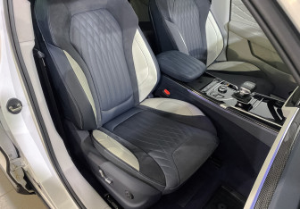 Подержанный автомобиль Hongqi HS5 2023 года (24 фото)