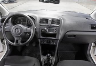 Подержанный автомобиль Volkswagen Polo Sedan 2013 года (14 фото)
