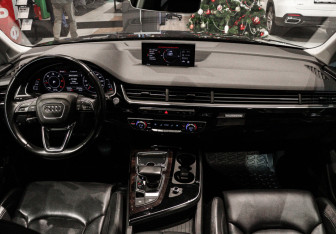 Подержанный автомобиль Audi Q7 2016 года (11 фото)
