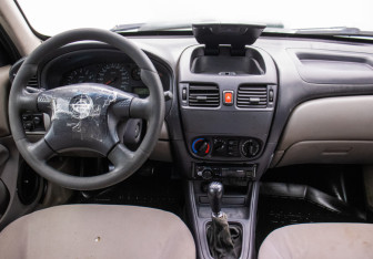 Подержанный автомобиль Nissan Almera Sedan 2001 года (13 фото)
