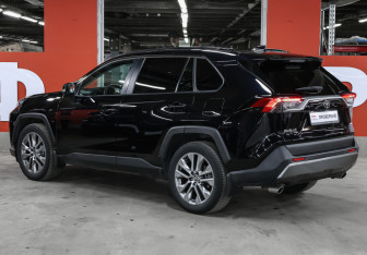 Подержанный автомобиль Toyota RAV4 2021 года (7 фото)