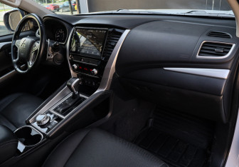 Подержанный автомобиль Mitsubishi Pajero Sport 2020 года (7 фото)
