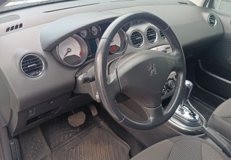 Подержанный автомобиль Peugeot 308 Hatchback 2011 года (14 фото)
