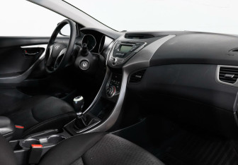 Подержанный автомобиль Hyundai Elantra Sedan 2012 года (7 фото)