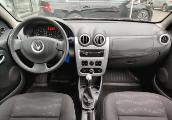 Подержанный автомобиль Renault Sandero 2012 года (9 фото)