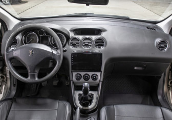 Подержанный автомобиль Peugeot 308 Hatchback 2010 года (14 фото)