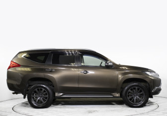 Подержанный автомобиль Mitsubishi Pajero Sport 2017 года (4 фото)