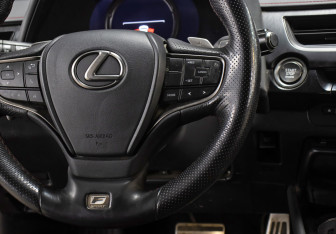 Подержанный автомобиль Lexus UX 2018 года (18 фото)