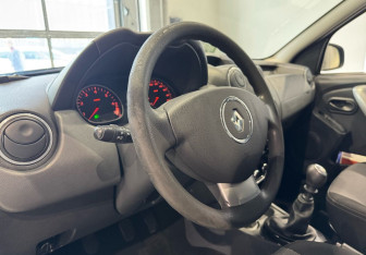 Подержанный автомобиль Renault Duster 2012 года (13 фото)