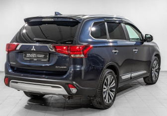 Подержанный автомобиль Mitsubishi Outlander 2020 года (5 фото)