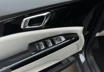 Подержанный автомобиль Kia Carnival 2021 года (22 фото)