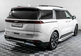 Подержанный автомобиль Kia Carnival 2020 года (5 фото)