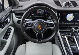 Подержанный автомобиль Porsche Macan 2019 года (12 фото)