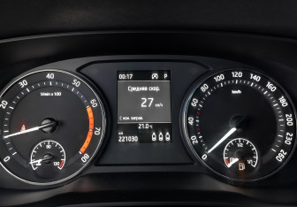 Подержанный автомобиль Skoda Octavia Liftback 2021 года (16 фото)