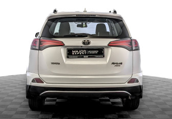 Подержанный автомобиль Toyota RAV4 2017 года (7 фото)