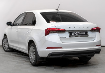 Подержанный автомобиль Skoda Rapid Liftback 2021 года (7 фото)