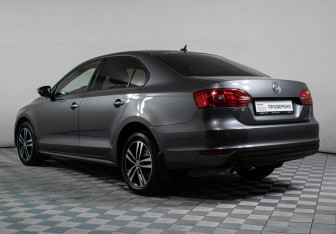 Подержанный автомобиль Volkswagen Jetta Sedan 2011 года (7 фото)