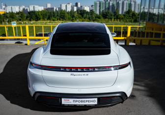 Подержанный автомобиль Porsche Taycan 2020 года (5 фото)