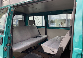 Подержанный автомобиль Volkswagen Transporter Minivan 2002 года (15 фото)