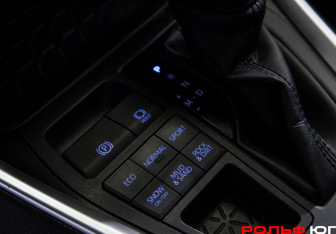 Подержанный автомобиль Toyota RAV4 2021 года (16 фото)