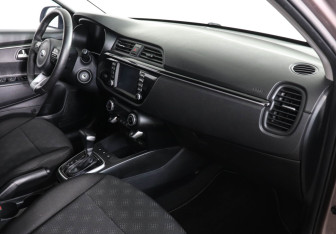 Подержанный автомобиль Kia Rio Sedan 2019 года (10 фото)