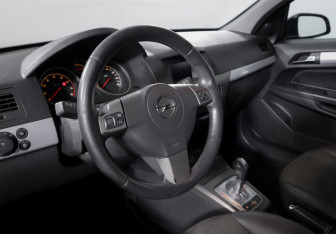 Подержанный автомобиль Opel Astra Hatchback 2006 года (13 фото)