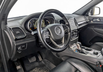 Подержанный автомобиль Jeep Grand Cherokee 2021 года (16 фото)