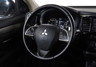 Подержанный автомобиль Mitsubishi Outlander 2012 года (15 фото)