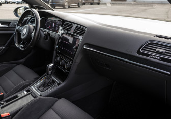 Подержанный автомобиль Volkswagen Golf R Wagon 2020 года (14 фото)