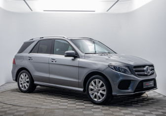 Подержанный автомобиль Mercedes-Benz GLE 2015 года (3 фото)