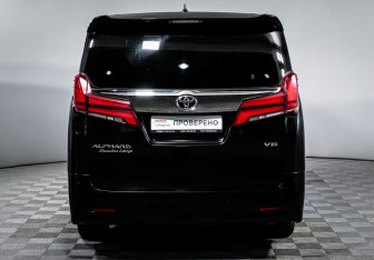 Подержанный автомобиль Toyota Alphard 2021 года (6 фото)