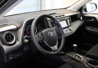 Подержанный автомобиль Toyota RAV4 2012 года (7 фото)