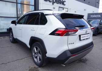Подержанный автомобиль Toyota RAV4 2020 года (7 фото)