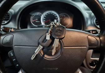 Подержанный автомобиль Chevrolet Lacetti Wagon 2007 года (16 фото)