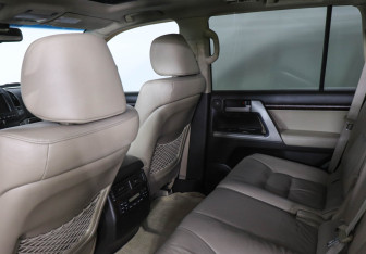 Подержанный автомобиль Toyota Land Cruiser Suv 2010 года (12 фото)