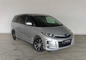 Подержанный автомобиль Toyota Estima 2012 года (3 фото)
