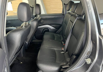 Подержанный автомобиль Mitsubishi Outlander 2012 года (15 фото)