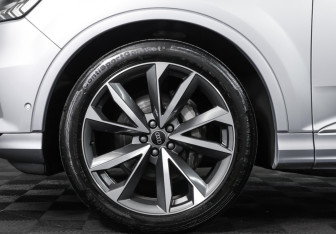 Подержанный автомобиль Audi Q7 2021 года (31 фото)