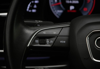 Подержанный автомобиль Audi Q8 2019 года (12 фото)