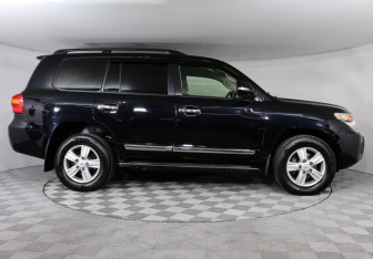 Подержанный автомобиль Toyota Land Cruiser Suv 2012 года (4 фото)