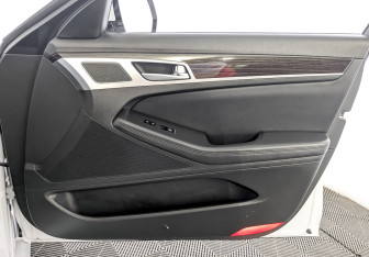 Подержанный автомобиль Genesis G80 2017 года (26 фото)