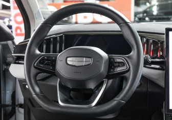 Подержанный автомобиль Geely Atlas 2024 года (16 фото)