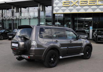 Подержанный автомобиль Mitsubishi Pajero 2011 года (5 фото)